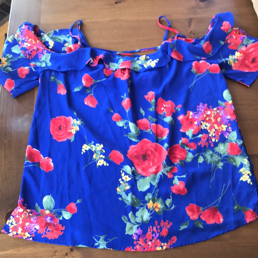 Cold shoulder floral top 🌺🌸